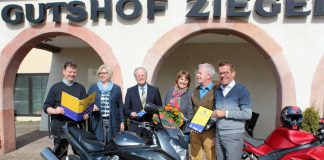 Claus Kuhnhardt (Waldhotel Eisenberg), Angelika Fesenmeyer, 1.Beigeordnete der Stadt Edenkoben, Dr. Volker Kettenring, Vorstandsmitglied ADAC Pfalz e.V., Andrea und Thomas Langhauser, Inhaber des motorradfreundlichen Hotels „Gutshof Ziegelhütte“ und Gereon Haumann, Präsident DEHOGA Rheinland-Pfalz (Foto: ADAC Pfalz)