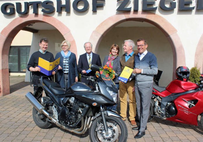 Claus Kuhnhardt (Waldhotel Eisenberg), Angelika Fesenmeyer, 1.Beigeordnete der Stadt Edenkoben, Dr. Volker Kettenring, Vorstandsmitglied ADAC Pfalz e.V., Andrea und Thomas Langhauser, Inhaber des motorradfreundlichen Hotels „Gutshof Ziegelhütte“ und Gereon Haumann, Präsident DEHOGA Rheinland-Pfalz (Foto: ADAC Pfalz)