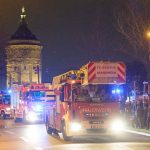 Der Blaulichtumzug vor Mannheims Wahrzeichen, dem Wasserturm (Foto: Thomas Rittelmann)