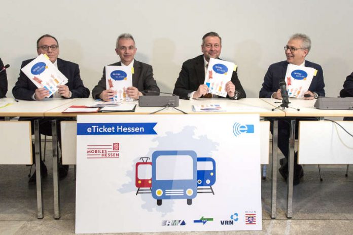 OB Peter Feldmann bei Pressekonferenz zum Schülerticket Hessen mit Wolfgang Rausch, Knut Ringat und Tarek Al-Wazir (iFoto: Arne Landwehr/Rhein-Main-Verkehrsverbund GmbH)