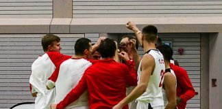 Mit geschlossener Teamleistung wollen die Herren ihr Spiel gewinnen. (Foto: Michael Schmitt)