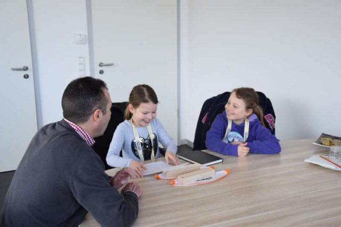 Leonie und Sophie mit Oberbürgermeister Jörg Albrecht (Foto: Stadtverwaltung)