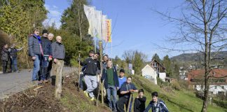 Bei der Obstbaum-Pflanzaktion auf der Wolfsbrunnenwiese (v. l.): Barbara Vogt vom Amt für Umweltschutz, Gewerbeaufsicht und Energie der Stadt Heidelberg, Mario Priegnitz vom Institut für Heilpädagogik und Erziehungshilfe, Kathrin Rating vom Freundeskreis-Wolfsbrunnen, Rüdiger Becker vom Freundeskreis-Wolfsbrunnen sowie die jugendlichen Helfer des Instituts für Heilpädagogik und Erziehungshilfe. (Foto: Philipp Rothe)