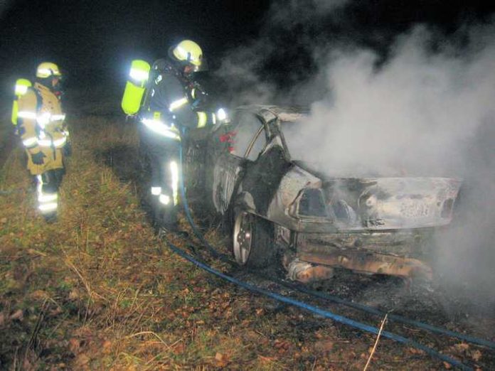 Das gestohlene Fahrzeug wurde in Brand gesetzt Foto: Feuerwehr Otterberg