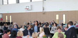 Die Teilnehmer beim Fachtag Sprache in der Carl-Orff-Schule beim gemeinsamen Ehrfahrungsaustausch (Foto: Stadtverwaltung)