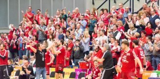 TSG-Chefcoach Ben Matschke auf Du und Du mit den Eulen-Fans: „Das war geil, was ihr da heute abgeliefert habt.“ (Foto: Harry Reis)