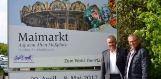 Beigeordneter und Tourismusdezernent Rudi Klemm und Franz Müller, Geschäftsführer des Büros für Tourismus der Stadt Landau, vor der neuen Stadtbegrüßungstafel an der östlichen Stadteinfahrt in Höhe des Media Markts. (Foto: Stadt Landau in der Pfalz)