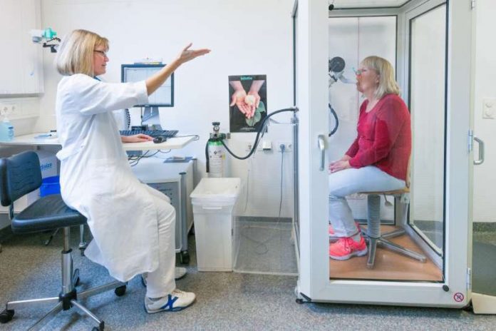 Stefanie Amend, Leitende Medizinisch-Technische Assistentin an der Heidelberger Thoraxklinik, führt in der Ambulanz eine Lungenfunktionsprüfung bei einer Patientin durch. (Foto: Universitätsklinikum Heidelberg)