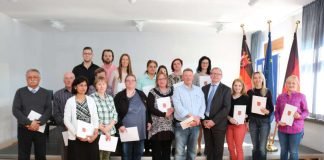 Landrat Ernst Walter Görisch (4.v.r.) überreichte die Einbürgerungsurkunden an Männer und Frauen aus 15 Herkunftsländern. (Foto: Simone Stier)