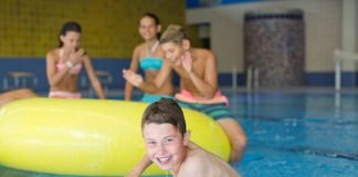 Bunt, nass und voller Spaß: Der Kunterbunte Osterspaß lockt jedes Jahr begeisterte Wasserratten ins Hallenbad Hasenleiser. (Foto: Stadtwerke)