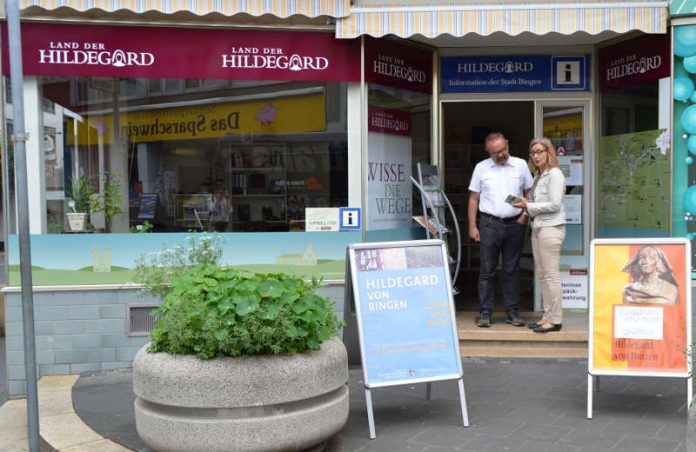 Hildegardlotsen im Dienst: Dr. Achim Geisthardt und Christa Egbert (Foto: Stadtverwaltung Bingen)