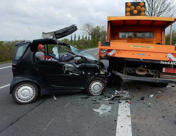 Der Fahrer knallt ungebremst auf das Fahrzeug der Straßenmeisterei