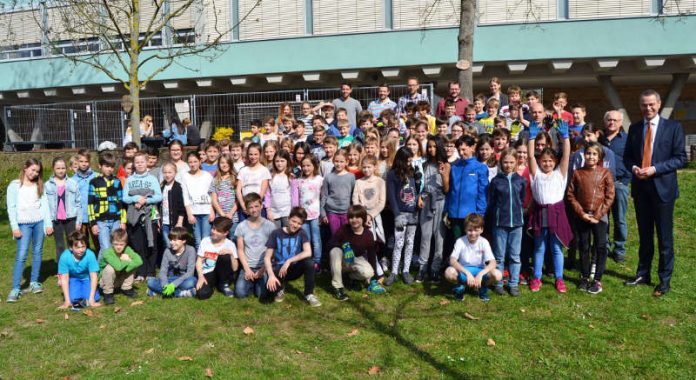 Bürgermeister und Schuldezernent Dr. Maximilian Ingenthron sprach den Fünftklässlerinnen und Fünftklässlern des Otto-Hahn-Gymnasiums seinen Dank für deren Engagement am Aktionstag aus. (Foto: Stadt Landau in der Pfalz)