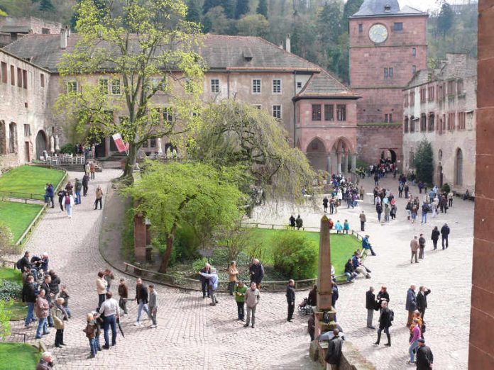 Der Schlosshof im Frühling. (Foto: Staatliche Schlösser und Gärten Baden-Württemberg, Mike Niederauer)