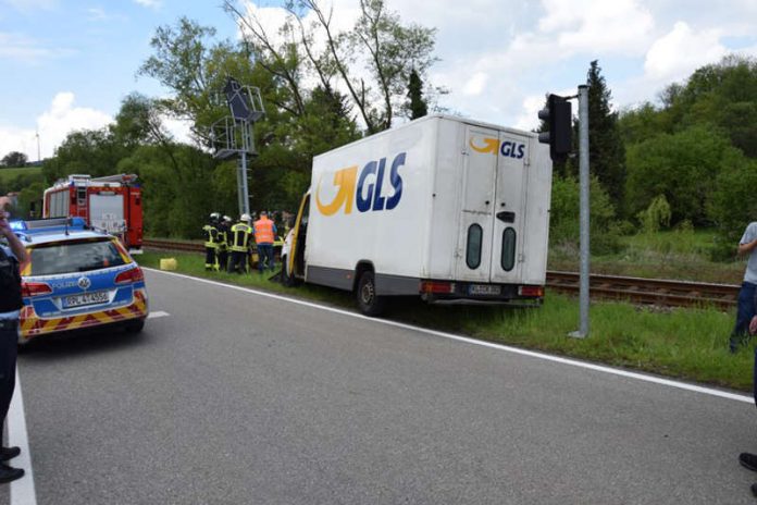 Das führerlose Fahrzeug prallte gegen eine Signalanlage (Foto: Polizei RLP)