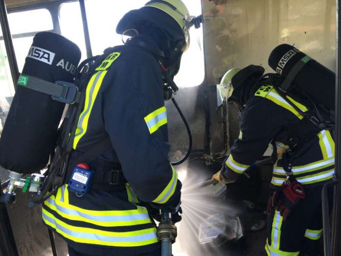 Die Feuerwehr löschte den brennenden Bus (Foto: Ralf Mittelbach)