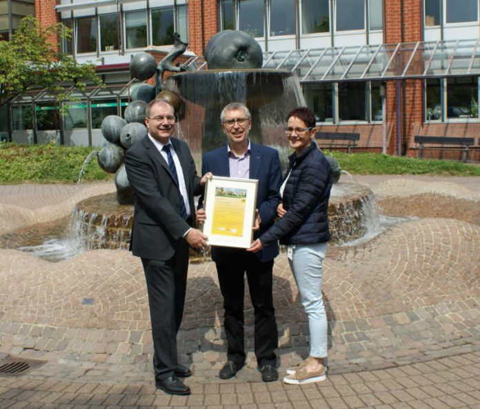 Isolde Klein-Meier (re.) und Lothar Schindler (li.) überreichen  Werkleiter Hans Volkhardt das GoGreen-Zertifikat (Foto: Kreisverwaltung Südliche Weinstraße)