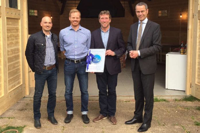 Bürgermeister und Sportdezernent Dr. Maximilian Ingenthron (r.) und Stefan Pfirmann, Leiter des Sachgebiets Sport beim städtischen Amt für Schulen, Kultur und Sport (l.), freuen sich mit Frank Zaucker, Vorsitzender des SSC Landau (3.v.r.), über eine Spende in Höhe von 20.000 Euro, die vom Sportreferenten der Dietmar-Hopp-Stiftung, Henrik Westerberg (2.v.l.), an den Verein überreicht wurde. (Foto: Stadt Landau in der Pfalz)