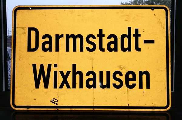 Das Schild wird wieder an seinen richtigen Platz verbracht