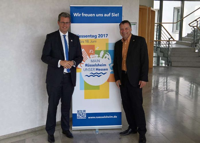 Patrick Burghardt, Oberbürgermeister der Stadt Rüsselsheim am Main und Prof. Dr. Detlev Reymann, Präsident der Hochschule RheinMain. (Foto: Hochschulkommunikation | Hochschule RheinMain)