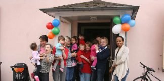 Seniorinnen und Senioren der "Alt und Jung"-Gruppe in Knielingen betreuen seit zehn Jahren ehrenamtlich Kinder. (Foto: Stadt Karlsruhe)