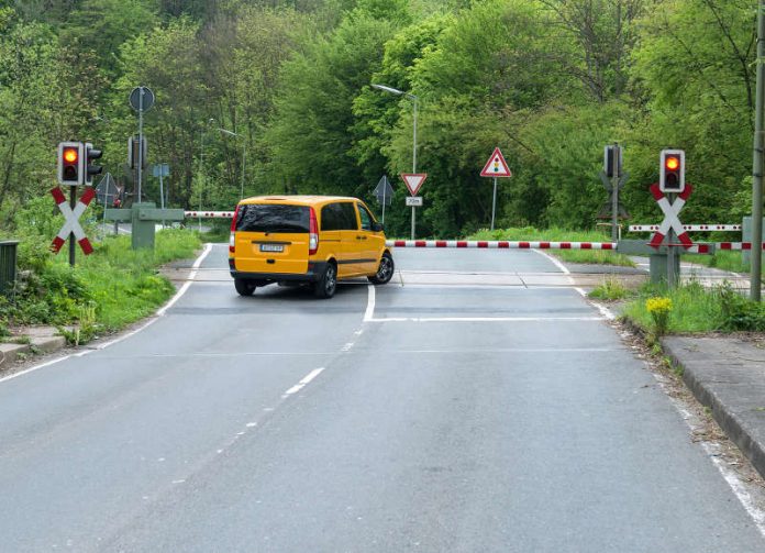 Wer sich so verhält, ist in absoluter Lebensgefahr. Außerdem drohen ein Bußgeld von 700 Euro, zwei Punkte und drei Monate Fahrverbot. (Foto: obs/Deutscher Verkehrssicherheitsrat e.V./Gerhard Zerbes)