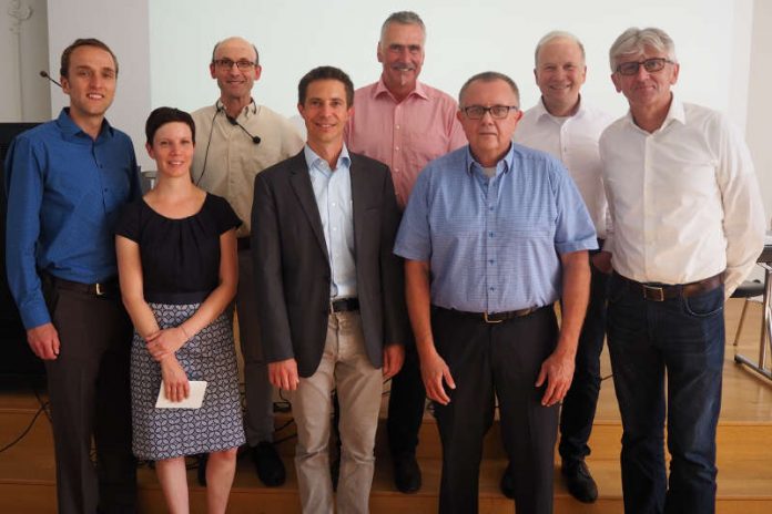 Ein Abend ganz im Zeichen der E-Mobilität! Unter den Referenten beim Themenabend im Festsaal der Universität Landau war auch Beigeordneter und Umweltdezernent Rudi Klemm, der über die Umsetzungsmöglichkeiten und Herausforderungen der Elektromobilität auf lokaler Ebene referierte (4.v.r.). (Foto: Stadt Landau in der Pfalz)