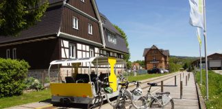 Solardraisine mit eBikes am Bahnhof in Wald-Michelbach (Foto: Überwaldbahn gGmbH)