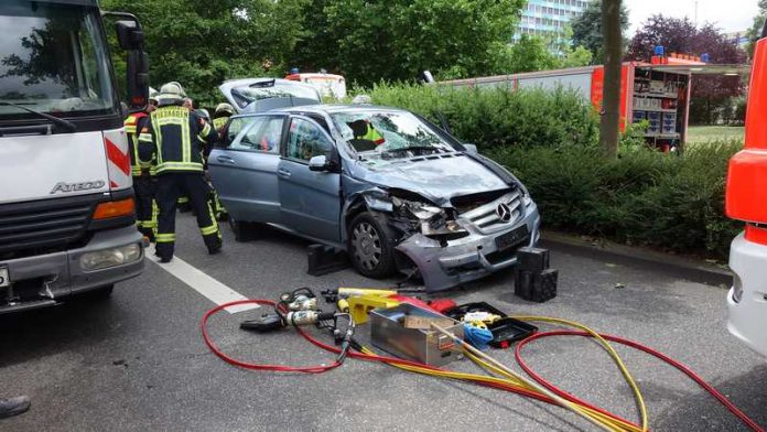 Feuerwehr im Einsatz - Eingeklemmte Beifahrerin wird gerettet