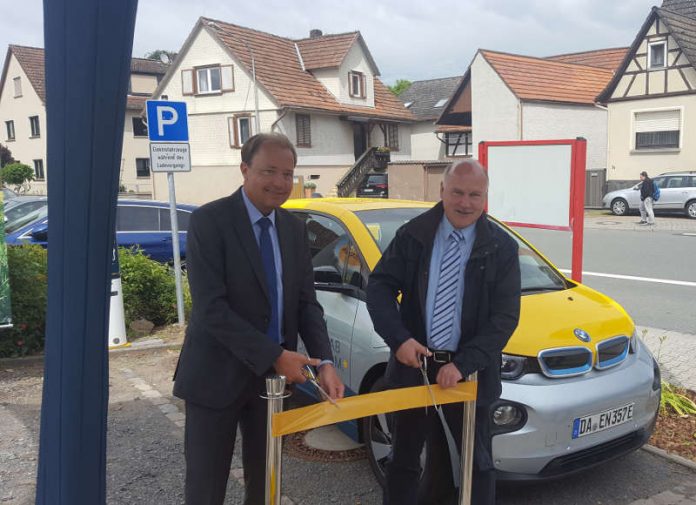 Wilfried Speckhardt (re.), Bürgermeister von Fischbachtal, und Thomas Schmidt, Geschäftsführer der ENTEGA Energie, bei der Einweihung der neuen Ladesäule. (Foto: Entega AG)