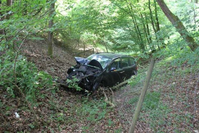 Fahrer kommt aus ungeklärter Ursache mit seinem Pkw nach rechts von der Fahrbahn ab und landet in der Böschung