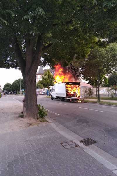 Brennender Mercedes Transporter in der Mainzer Straße in Worms