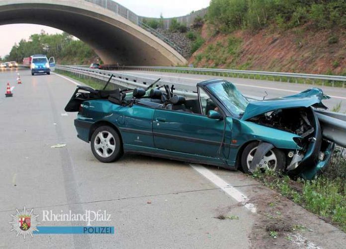 Der Peugeot krachte gegen die Mittelschutzplanken und wurde mit der Front darunter eingeklemmt.