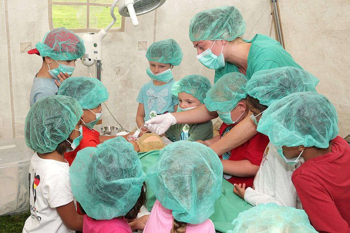 Wichtiger Eingriff am Teddybär Bruno beim Teddybärkrankenhaus 2016. (Foto: UMM)