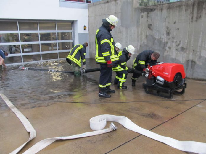 Die Freiwillige Feuerwehr Weinheim musste 22 Einsatzstellen in Lützelsachsen abarbeiten. (Foto: Svenja Fath)