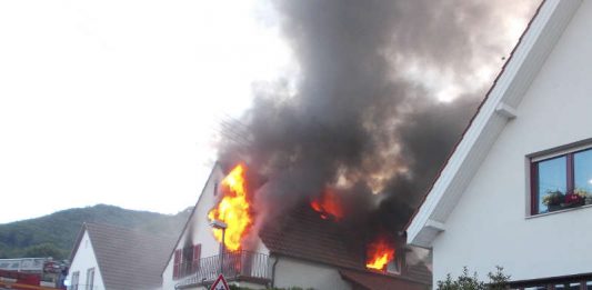 Aufnahme des brennenden Obergeschoß (Foto: Polizei RLP)