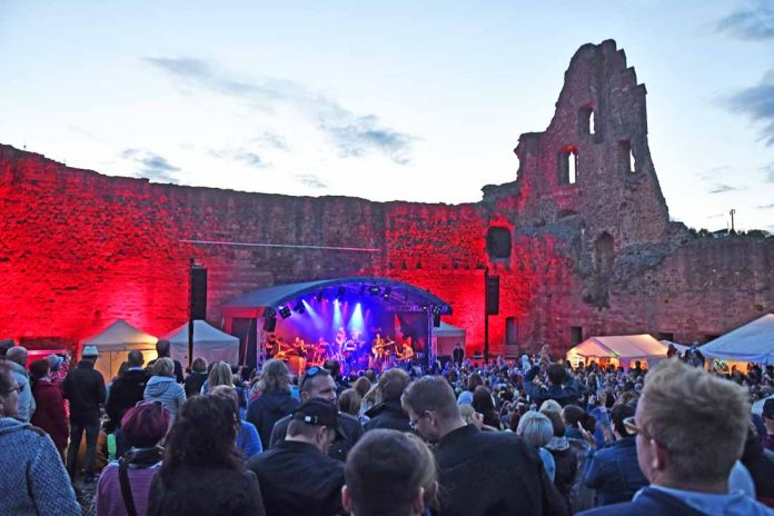 Finale beim Neuleininger Burgsommer (Foto: Helmut Dell)