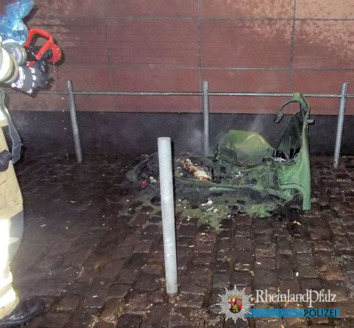 Nur drei Tage nach dem ersten Brand ging nun ein weiterer Müllcontainer am Pfalztheater in Flammen auf. Die Polizei bittet um Hinweise auf mögliche Täter. (Foto: Polizei RLP)