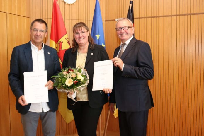 Landrat Ernst Walter Görisch (r.) überreichte Ehrennadeln des Landes an Marion Gerharz und Willi Groß. (Foto: Simone Stier)