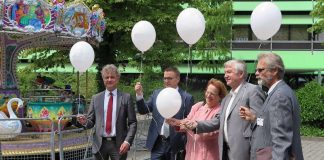 v.l.: Oberbürgermeister Dr. Frank Mentrup, Abteilungspräsident Dr. Jochen Zühlcke, Regierungspräsidentin Nicolette Kressl, Ministerialdirektor Julian Würtenberger, Vorstand Caritas Karlsruhe e.V. Hans-Gerd Köhler. (Foto: Regierungspräsidium Karlsruhe (RPK))