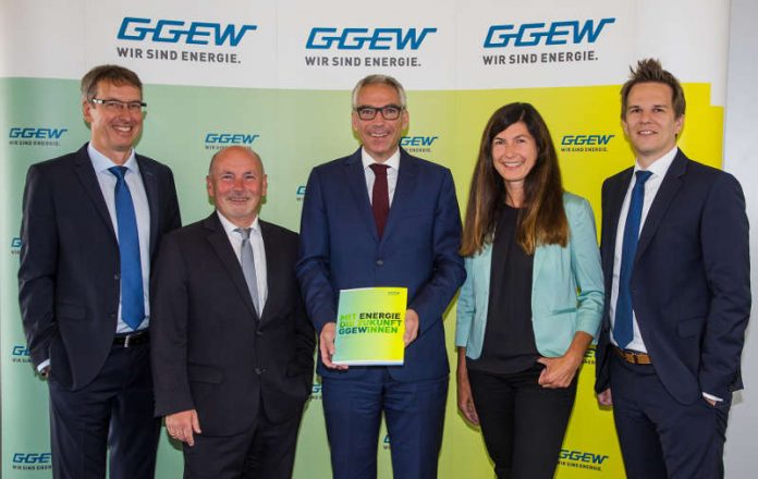 Bei der Bilanz-Pressekonferenz der GGEW AG: Dr. Michael Lomitschka, kaufmännischer Bereichsleiter GGEW AG; Rainer Babylon, Bereichsleiter Vertrieb & Services und Prokurist GGEW AG; Carsten Hoffmann, Vorstand GGEW AG; Susanne Schäfer, Bereichsleiterin Marketing & Kommunikation GGEW AG; Florian Grob, Leiter Erneuerbare Energien GGEW AG (v. l.) (auf dem Bild fehlt: Uwe Sänger, technischer Bereichsleiter und Prokurist GGEW AG) (Foto: GGEW AG/Marc Fippel Fotografie)