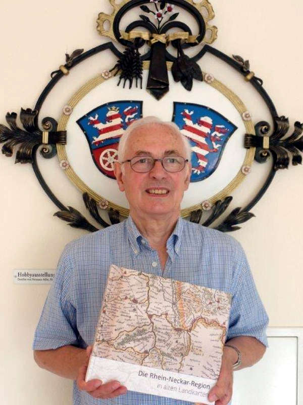 Der Viernheimer Hobby-Historiker Herbert Kempf hat schon mehrere Bücher geschrieben. Das jüngste trägt den Titel „Die Rhein-Neckar-Region in alten Landkarten“. Ab sofort kann man es sich bei der Stadtbücherei ausleihen. (Foto: Stadtverwaltung Viernheim)