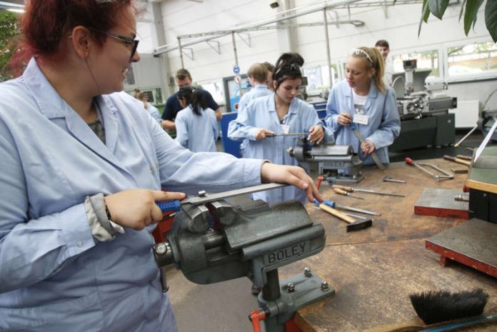 Im MINT Girls Camp stellen die Teilnehmerinnen unter anderem einen Flaschenöffner selbst her. (Foto: 2017 Provadis Partner für Bildung und Beratung GmbH)