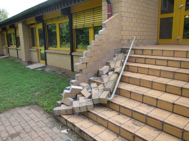 Beschädigte Treppenmauer am Nackenheimer Gymnasium