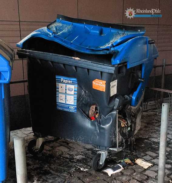 Dieser Papiermüllcontainer wurde von Unbekannten vermutlich angezündet. Durch den Brand wurde der Container so stark beschädigt, dass er nun ausgetauscht werden muss.