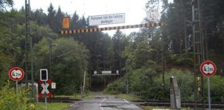 Von diesem Bahnübergang ging gegen 16.15 Uhr die Störmeldung ein. Der Grund war vor Ort schnell gefunden: Die Schranke lag abgerissen auf dem Boden (rechts im Bild - vor dem Schrankenbaum).