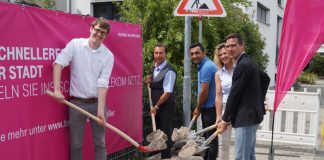 Kaj Gerlach, Klaus Vogel (beide Telekom) packen gemeinsam mit Özcan Erduman, Heike Öhrlein (beide von der beauftragten Tiefbaufirma APM) und Oberbürgermeister Sebastian Schrempp an, damit der Breitbandausbau in Mörsch zügig voran geht (v.li.) (Foto: Stadtverwaltung Rheinstetten)