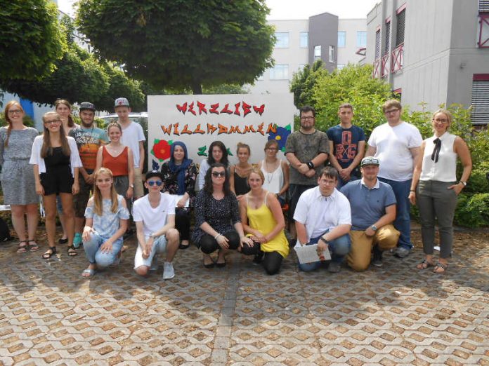 Die Absolventen der „Berufsausbildung in außerbetrieblichen Einrichtungen („BaE“)“ gemeinsam mit dem Ausbilderteam der FAW und FAW- Jugendkoordinatorin Ann-Kathrin Heider (ganz rechts). (Foto: FAW Mainz)