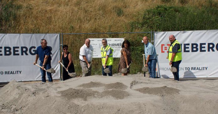 Setzen den symbolischen Spatenstich: Ralf Grabau, Fa. Heberger, Heike Kniephoff-Jung, Büro L.A.U.B., Kreisbeigeordneter Helmut Geißer, Werkleiter des Eigenbetriebs WertstoffWirtschaft (EWW) Hans Volkhardt, Landrätin Theresia Riedmaier, Heinrich Bräckelmann, Fa. Schirmer Umwelttechnik und stv. Werkleiter des EWW Rolf Kiefer (v.l.) (Foto: Kreisverwaltung Südliche Weinstraße)