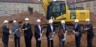 Nächster Meilenstein im „Jahr der Spatenstiche“: Gemeinsam mit den Investoren und Architekten sowie Mitarbeitern der Stadtverwaltung nahm Oberbürgermeister Thomas Hirsch jetzt den symbolischen ersten Spatenstich auf dem Baufeld 10 im „Wohnpark Am Ebenberg“ vor. (Foto: Stadt Landau in der Pfalz)